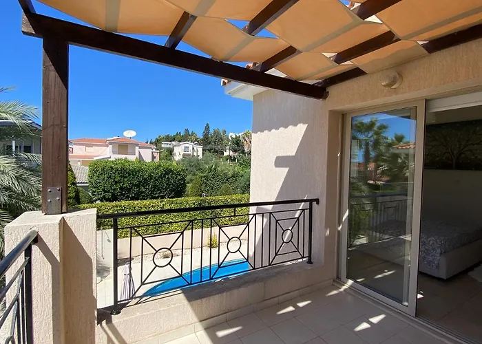 Luxury Phaedra Klorakas